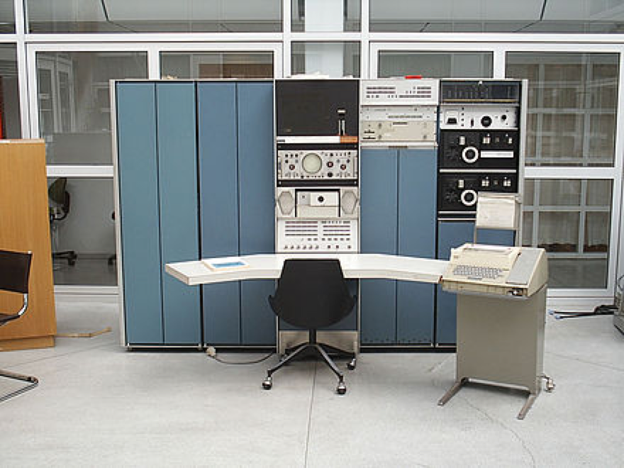 PDP-7，由迪吉多公司研发的一款迷你电脑，1965年上市